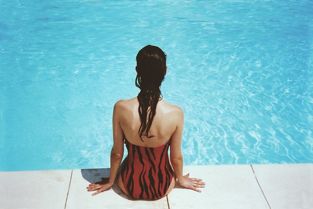 Frau am Pool