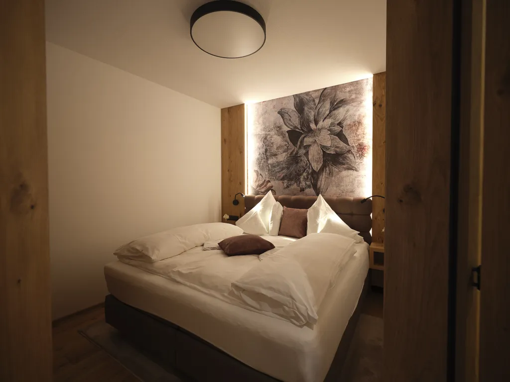 Bett mit Blumen-Wanttapete
